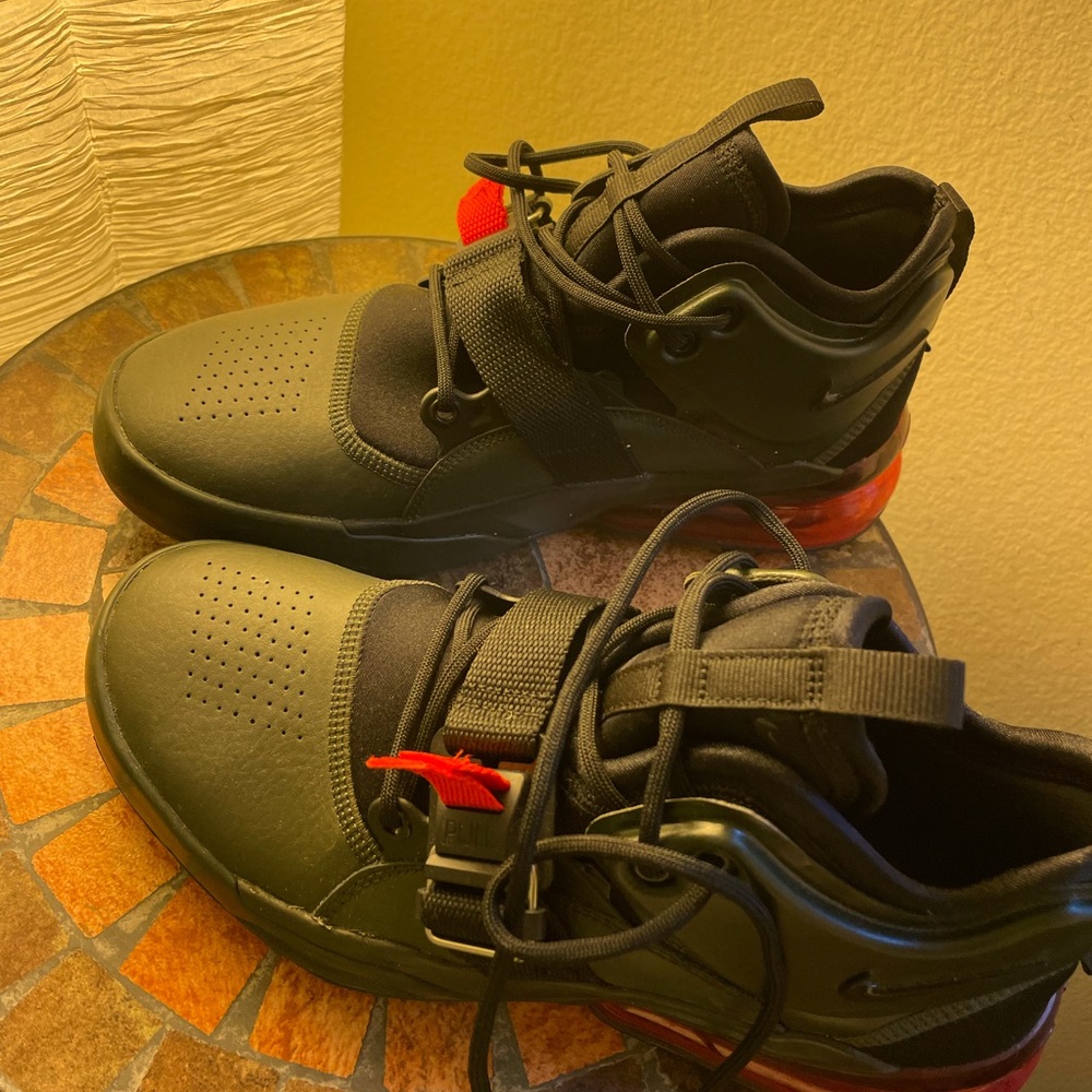 Once worn - Nike Air Force army style sneakers!